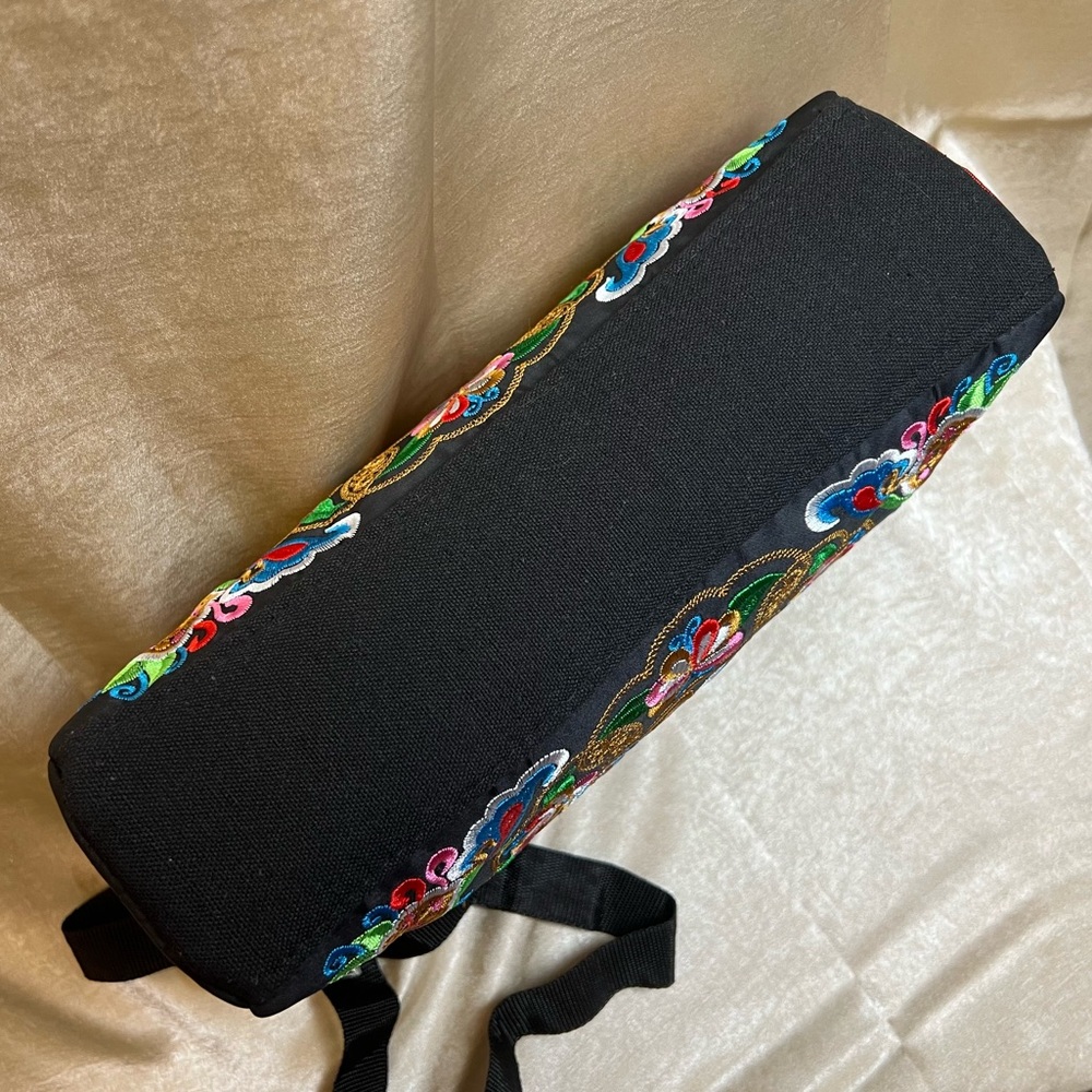 Embroidered crossbody bag with three separate zippered compartments, NWOT - Picture 14 of 16